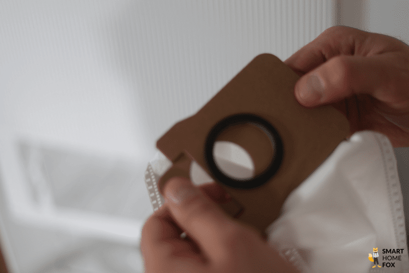 Одноразовый мешок для сбора пыли Dreame L20 Ultra Station в руках.